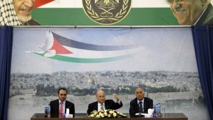 Joseph Blatter, assis entre le prince Ali de Jordanie (gauche) et Jibril Rajoub, à la tête de la fédération de football palestinienne (Crédit : Abbas Momani/AFP)
