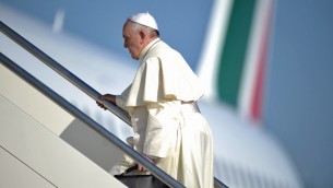 Le pape François quitte Rome pour son voyage au Moyen Orient, en mai 2014. (Crédit : AFP/Filippo Monteforte)