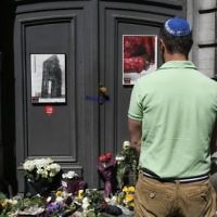 Un Juif rend hommage aux victimes de la fusillade de Bruxelles (Crédit : AFP PHOTO / BELGA / THIERRY ROGE)