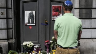 Un homme juif rend hommage aux victimes de la fusillade à Bruxelles (Crédit : AFP PHOTO / BELGA / THIERRY ROGE)