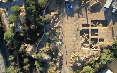 Vue aérienne sur la zone d'excavation à Beit Vegan à Jérusalem (Crédit : Skyview Company/Israel Antiquities Authority)
