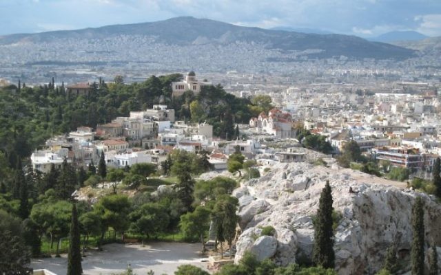 Vue sur Athènes, en Grèce (Crédit : CC BY-SA Titanas, Flickr)
