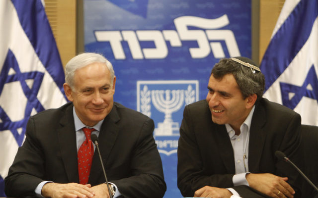 Le Premier ministre Benjamin Netanyahu (à gauche) et le député Likud Zeev Elkin (Crédit : Miriam Alster/Flash90)