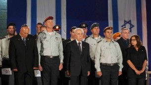 Benny Gantz (deuxième à partir de la gauche), Shimon Peres (Crédit : Yonatan Sindel/Flash 90)
