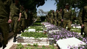 Des soldats au cimetière militaire du mont Herzl (Crédit : Yehoshua Yosef/Flash 90)