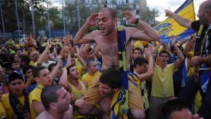 Des supporters de l'équipe de basket de Maccabi Tel Aviv sur la place Rabin à Tel Aviv pour célébrer la victoire de l'Euroligue (Crédit : Flash 90)