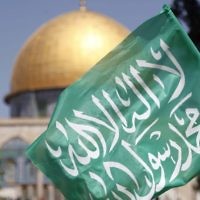 Un drapeau du Hamas avec en arrière-plan la mosquée Al-Aqsa (Crédit : Sliman Khader/Flash90)