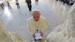 Le pape François en train de prier au mur Occidental (Crédit : Kobi Gideon/GPO/Flash90)