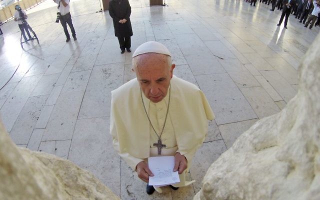 Le pape François en train de prier au mur Occidental (Crédit : Kobi Gideon/GPO/Flash90)