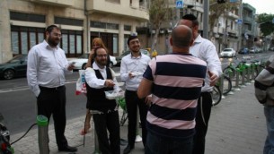 Des bénévoles de Dosim distriubent des boulettes de matsot à des laÏcs (Crédit : Autorisation Dosim) 