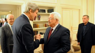 John Kerry (gauche) et Mahmoud Abbas à Paris le 19 février 2014 (Crédit US State Department)
