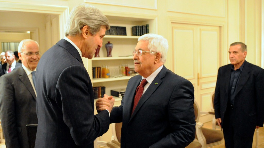 John Kerry, à gauche, et Mahmoud Abbas, à Paris, le 19 février 2014 (Crédit : département d'Etat des Etats-Unis)
