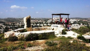La vue surplombante du chateau (Crédit : Shmuel Bar-Am)