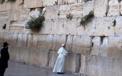 Le pape prie au mur Occidental (Crédit : Thomas Coex/ AFP)