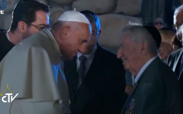Le pape rencontre des survivants au mémorial de Yad Vashem (Crédit : capture d'écran de la télévision du Vatican)