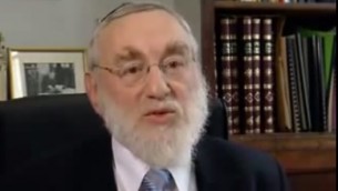 Le rabbin en intérim Michel Guggenheim (Crédit : capture d'écran YouTube)