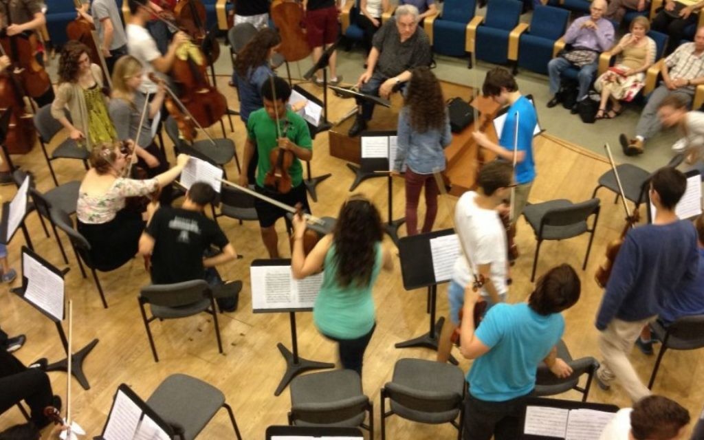 Le violiniste Itzhak Perlman parle à ses étudiants  (Crédit : Jessica Steinberg/Times of Israel)