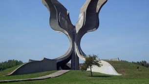 Monument à la mémoire des victimes de Jasenovac, en Croatie (Crédit : Bern Bartsch/Wikimedia commons/CC BY-SA 3.0)