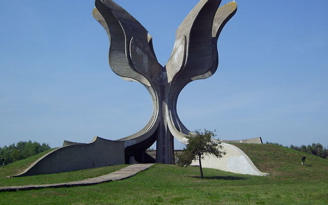 Monument à la mémoire des victimes de Jasenovac, en Croatie (Crédit : Bern Bartsch/Wikimedia commons/CC BY-SA 3.0)