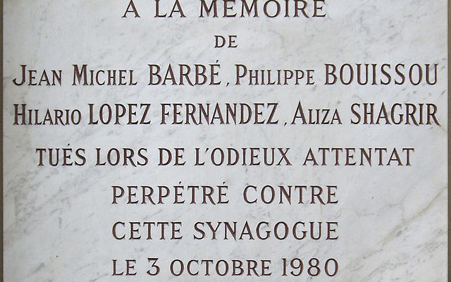 Plaque commémorative à la mémoire des victimes de l'attentat de la synagogue de la rue de Copernic. (Crédit : Mu/CC BY SA 3.0)