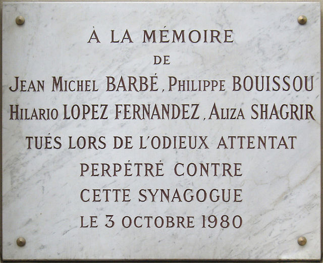 Plaque commémorative à la mémoire des victimes de l'attentat de la synagogue de la rue de Copernic. (Crédit : Mu/CC BY SA 3.0)