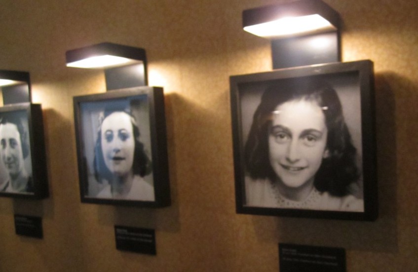 Portraits de Anne Frank, sa sœur Margot et sa mère Edith exposés à l'intérieur de la Maison Anne Frank (Crédit : Matt Lebovic)