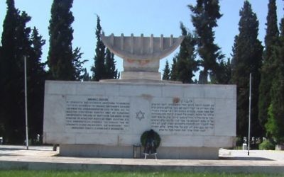 Cimetière juif de Thessalonique à la mémoire des victimes de la Shoah. (Crédit : Arie Darzi/Wikimedia Commons)