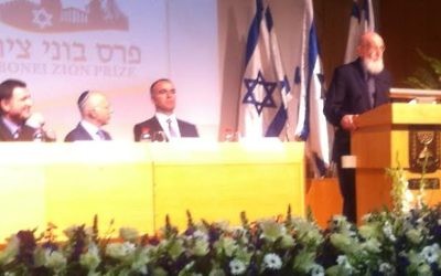 Shimon Glick, lauréat du prix de l'oeuvre d'une vie décernée par Nefesh b'Nefesh - Knesset, le 15 mai 2014 (Crédit : ToI Staff)