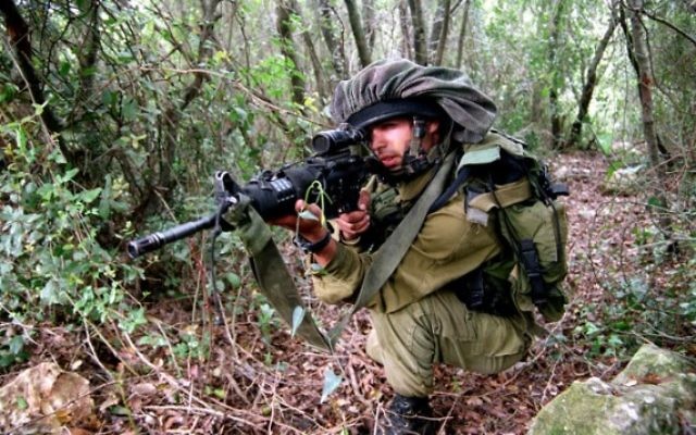 Un soldat de l'unité de reconnaissance d'élite Egoz en entraînement dans le nord d'Israël. Illustration. (Crédit : Abir Sultan/Flash90)