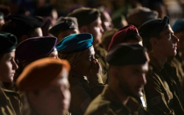 Une soldate au milieu de la foule de soldats (Crédit : Yonatan Sindel/Flash 90)