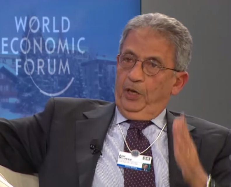 Amr Moussa au Forum économique mondial de Davos (Crédit : capture d'écran YouTube)