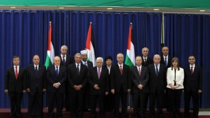 Le nouveau gouvernement de consensus palestinien - 2 juin 2014 (Crédit : Abbas Momani/AFP)