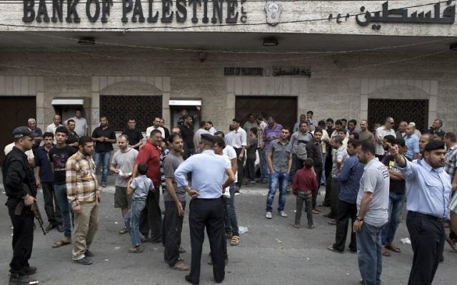 Des employés de l'AP empêchés d'entrer dans les banques par le Hamas (Crédit : AFP/MOHAMMED ABED)