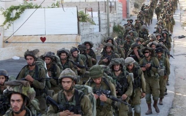 Des soldats de l'armée israélienne à Hébron, le 17 juin 2014. (Crédit : AFP Photo/Hazem Bader)