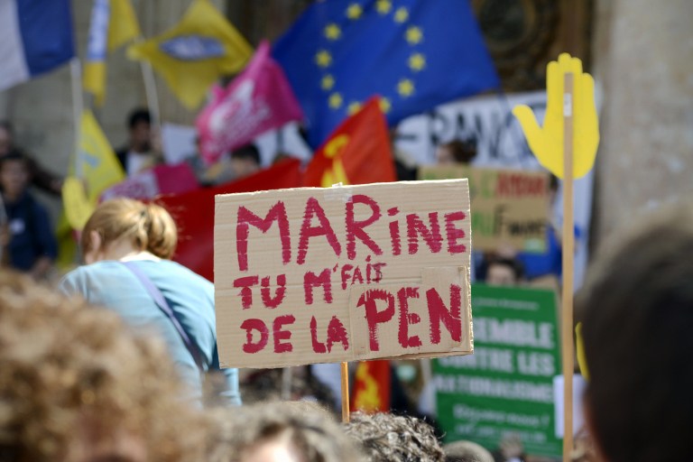 Pancarte contre Marine Le Pen, vainqueur des dernières élections européennes (Crédit :  AFP/JEAN-PHILIPPE KSIAZEK)
