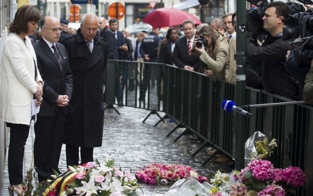 Joelle Milquet et Bernard Cazeneuve rendent un hommage aux victimes de la tuerie de Bruxelles (Crédit : KRISTOF VAN ACCOM / BELGA / AFP)