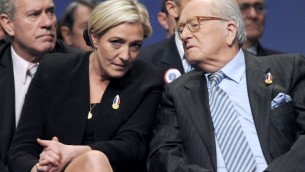 Jean Marie Le Pen et sa fille Marine (Crédit : Miguel Medina/AFP)