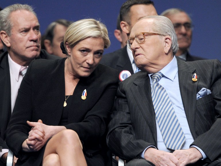 Jean Marie Le Pen et sa fille Marine (Crédit : Miguel Medina/AFP)