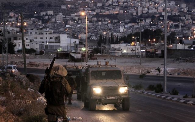 Des soldats israéliens à Naplouse (Crédit : AFP/JAAFAR ASHTIYEH)