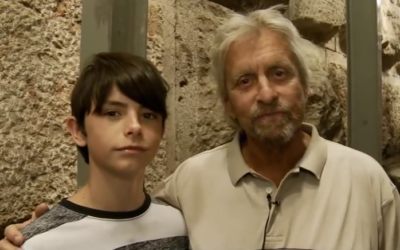 Dylan Douglas et son père Michael Douglas à la cité de David (Crédit YouTube Cité de David)