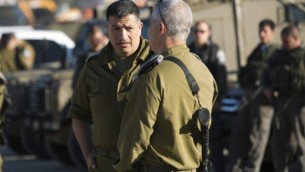 Le coordinateur du gouvernement dans les Territoires, le général Yoav Mordechai (à gauche) (Crédit : Yonatan Sindel/Flash90)