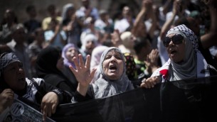 Des Palestiniens à la porte de Damas à Jérusalem, le jour de la Naksa (Crédit : Yonatan Sindel/Flash90)