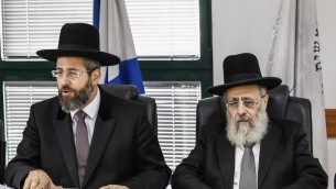 Les grands rabbins ashkénaze David Lau, à gauche, et  séfarade Yitzhak Yossef, en novembre 2013. (Crédit : Flash90)