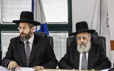 Les grands rabbins ashkénaze David Lau, à gauche, et séfarade Yitzhak Yossef, en novembre 2013. (Crédit : Flash90)