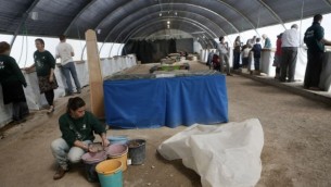 Des bénévoles sur le site du projet du mont du Temple (Crédit : Ilan Ben Zion/Times of Israel)