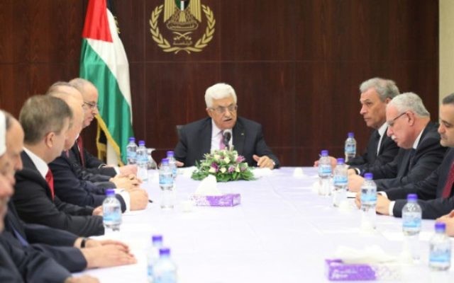 Le président de l'Autorité palestinienne Mahmoud Abbas rencontre son nouveau gouvernement de coalition à Ramallah, en Cisjordanie, le 2 juin 2014. (Crédit photo : Issam Rimawi/Flash90)