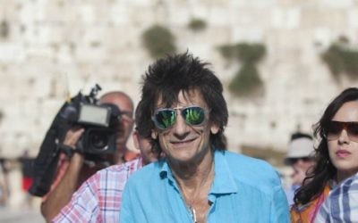 Ronnie Wood, guitariste des Rolling Stones, au mur Occidental avant un concert du groupe à Tel Aviv en 2014. (Crédit : Yonatan Sindel/Flash 90)