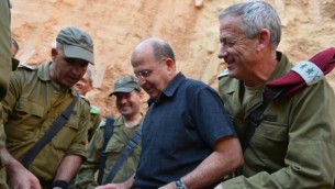 Le ministre de la Défense Moshe Yaalon et le chef d'état major Benny Gantz (Crédit : ministère de la Défense/FLASH90) 