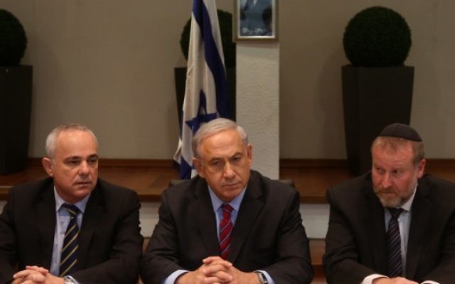 Avichai Mandelblit (à droite), Yuval Steinitz (à gauche) entourant Benjamin Netanyahu (Crédit photo: Marc Israel Sellem/POOL/Flash90)