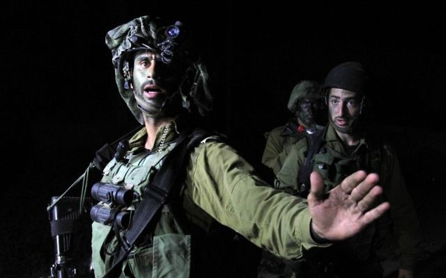 Soldats israéliens en patrouille près de Ramallah. Illustration. (Crédit : Issam Rimawi/Flash90)